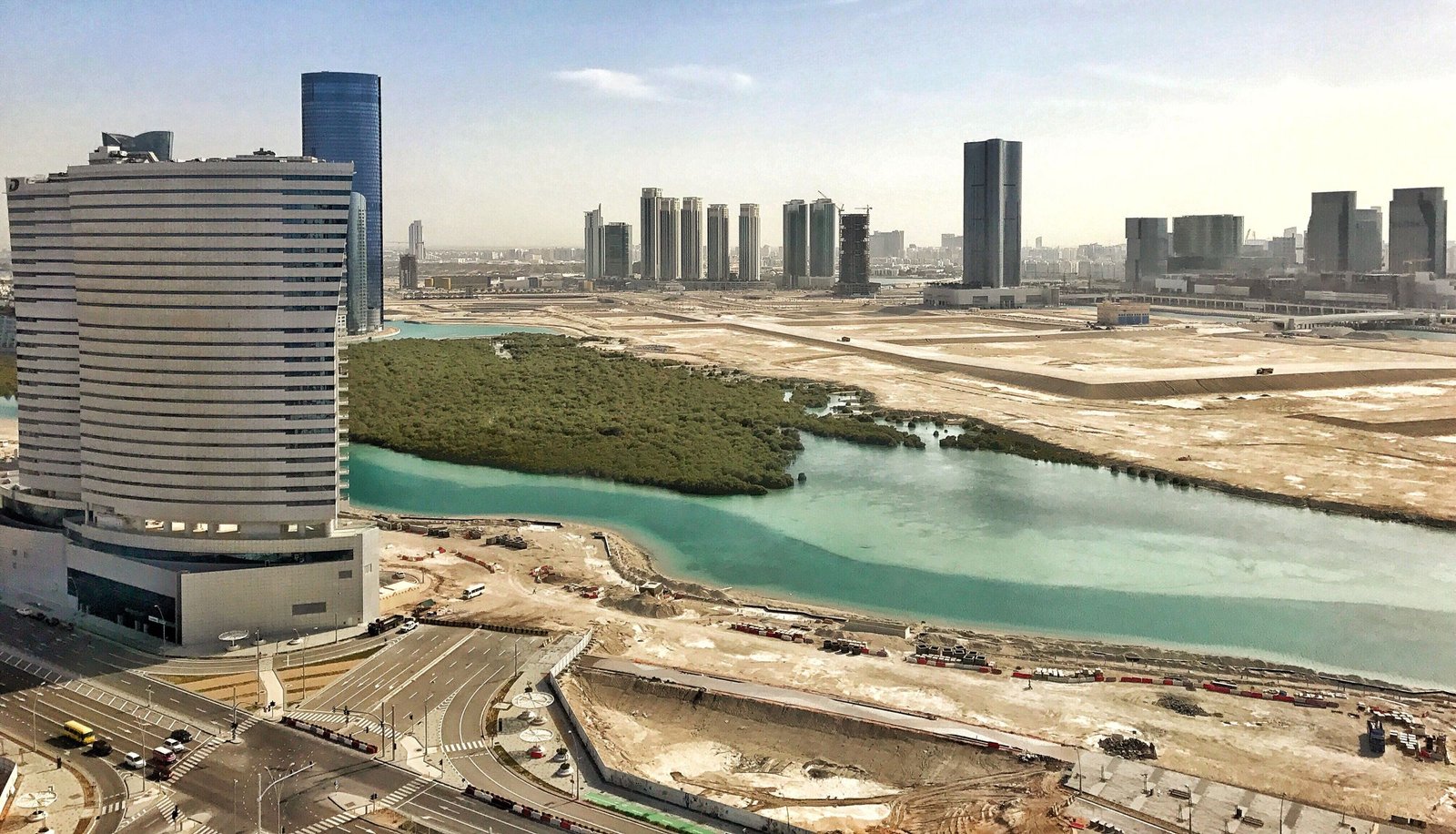 أبراج جزيرة الريم وأشجار القرم في أبوظبي