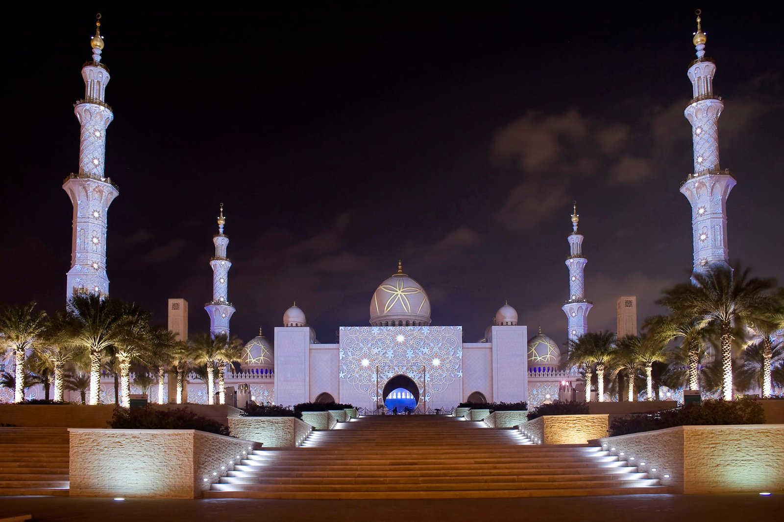 Sheikh Zayed Grand Mosque in Abu Dhabi at night